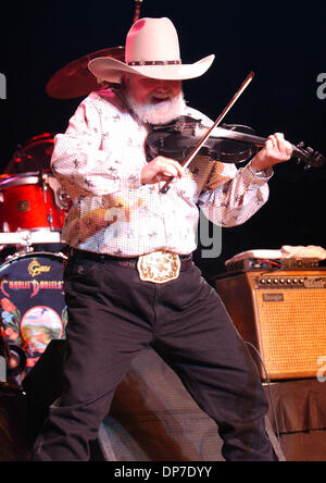 Nov 10, 2006 ; Fayetteville, NC, USA ; musicien légendaire Charlie Daniels effectue vivre comme le Charlie Daniels Band tour 2006 fait un arrêt à la Couronne le théâtre. Crédit obligatoire : Photo par Jason Moore/ZUMA Press. (©) Copyright 2006 par Jason Moore Banque D'Images