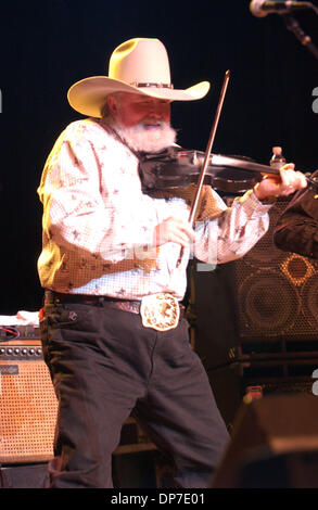 Nov 10, 2006 ; Fayetteville, NC, USA ; musicien légendaire Charlie Daniels effectue vivre comme le Charlie Daniels Band tour 2006 fait un arrêt à la Couronne le théâtre. Crédit obligatoire : Photo par Jason Moore/ZUMA Press. (©) Copyright 2006 par Jason Moore Banque D'Images