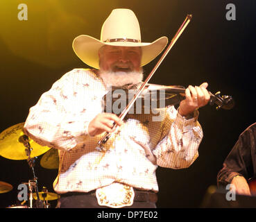 Nov 10, 2006 ; Fayetteville, NC, USA ; musicien légendaire Charlie Daniels effectue vivre comme le Charlie Daniels Band tour 2006 fait un arrêt à la Couronne le théâtre. Crédit obligatoire : Photo par Jason Moore/ZUMA Press. (©) Copyright 2006 par Jason Moore Banque D'Images