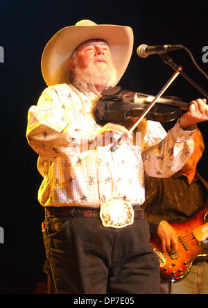 Nov 10, 2006 ; Fayetteville, NC, USA ; musicien légendaire Charlie Daniels effectue vivre comme le Charlie Daniels Band tour 2006 fait un arrêt à la Couronne le théâtre. Crédit obligatoire : Photo par Jason Moore/ZUMA Press. (©) Copyright 2006 par Jason Moore Banque D'Images