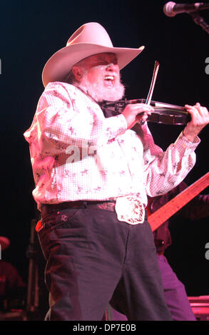 Nov 10, 2006 ; Fayetteville, NC, USA ; musicien légendaire Charlie Daniels effectue vivre comme le Charlie Daniels Band tour 2006 fait un arrêt à la Couronne le théâtre. Crédit obligatoire : Photo par Jason Moore/ZUMA Press. (©) Copyright 2006 par Jason Moore Banque D'Images