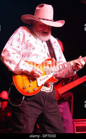 Nov 10, 2006 ; Fayetteville, NC, USA ; musicien légendaire Charlie Daniels effectue vivre comme le Charlie Daniels Band tour 2006 fait un arrêt à la Couronne le théâtre. Crédit obligatoire : Photo par Jason Moore/ZUMA Press. (©) Copyright 2006 par Jason Moore Banque D'Images