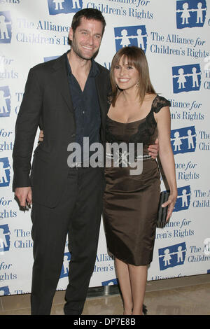 Nov 13, 2006 ; Los Angeles, CA, USA ; OTHERSPACE actrice et son mari Peter HERMANN 2006 à l'Alliance pour les droits des enfants gala tenu au Beverly Hilton Hotel. Crédit obligatoire : Photo par Paul Fenton/ZUMA KPA.. (©) Copyright 2006 by Paul Fenton Banque D'Images