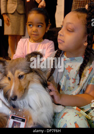 Nov 14, 2006, Manhattan, NY, USA ; Morgan Stanley Children's Hospital patients Dannielis (L), 4 et Jaleen (R), 6, les deux du Bronx avec Lille, un chien de thérapie. Westminster Kennel Club Best in Show winner 2006 Rufus, un enfant de 6 ans forme bull terrier couleur New Jersey et les chiens de thérapie des enfants et les patients à l'Hôpital pour enfants Morgan Stanley de NewYork-Presbyterian Columbia University Med Banque D'Images