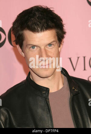 Nov 16, 2006 ; Los Angeles, CA, USA ; acteur ERIC MABIUS à The Victoria's Secret Fashion Show arrivées, tenue au Kodak Theatre, à Hollywood. Crédit obligatoire : Photo par Paul Fenton/ZUMA KPA.. (©) Copyright 2006 by Paul Fenton Banque D'Images