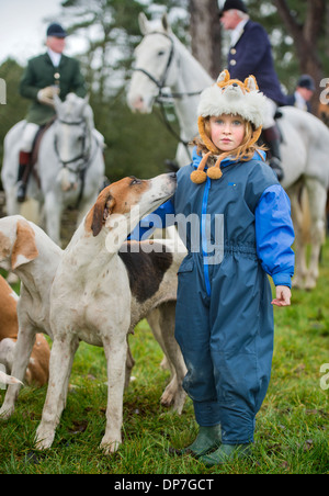 Un chien semble s'intéresser à la coiffe d'un jeune disciple de recherche lors d'une réunion de la chasse en Beaufort Didmarton, Glo Banque D'Images