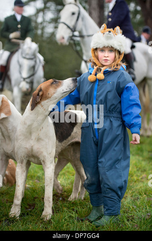 Un chien semble s'intéresser à la coiffe d'un jeune disciple de recherche lors d'une réunion de la chasse en Beaufort Didmarton, Glo Banque D'Images