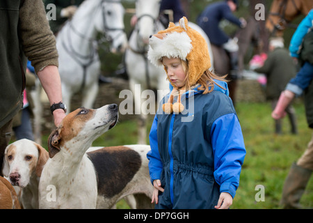 Un chien semble s'intéresser à la coiffe d'un jeune disciple de recherche lors d'une réunion de la chasse en Beaufort Didmarton, Glo Banque D'Images