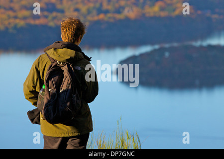 Randonneur à la femme lors d'une vue sur un lac. Banque D'Images