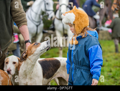 Un chien semble s'intéresser à la coiffe d'un jeune disciple de recherche lors d'une réunion de la chasse en Beaufort Didmarton, Glo Banque D'Images