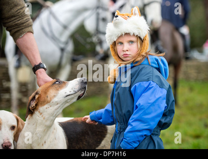 Un chien semble s'intéresser à la coiffe d'un jeune disciple de recherche lors d'une réunion de la chasse en Beaufort Didmarton, Glo Banque D'Images