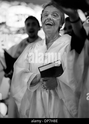 Août 10, 2006 - Culver City, Californie, États-Unis - Harriet chante avec la chorale pour Pâque, Beit T'Shuvah, Culver City, CA. Ayant ouvert ses portes en 1987, c'est la seule maison de transition aider les toxicomanes s'identifie comme juif. Tous les résidents de participer à la récupération en douze étapes qui est intimement liée à l'étude de la Torah. Beit T'Shuvah's 115 lits, travaille avec l'alcool 170, dru Banque D'Images