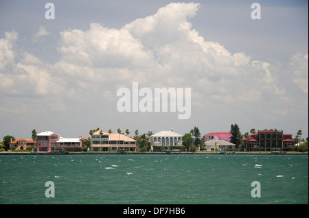 Les propriétés riveraines De luxe Vue sur l'Intracoastal Waterway à St. Petersburg Beach, Floride Banque D'Images