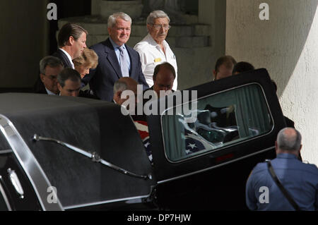 Nov 17, 2006 ; West Palm Beach, FL, USA ; Mark Foley promenades avec sa mère, FRANCIS FOLEY, de Marie Immaculée de l'Eglise catholique après le service funèbre pour son père, Ed Foley. Ancien U.S. Rep. Mark Foley, R-Floride, sanglotait le samedi comme il a parlé à son père tombe, faisant allusion à sa démission liée à scandale de congrès comme décourageant de son père. "Je tiens à remercier Papa pour Banque D'Images