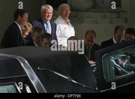 Nov 17, 2006 ; West Palm Beach, FL, USA ; Mark Foley promenades avec sa mère, FRANCIS FOLEY, de Marie Immaculée de l'Eglise catholique après le service funèbre pour son père, Ed Foley. Ancien U.S. Rep. Mark Foley, R-Floride, sanglotait le samedi comme il a parlé à son père tombe, faisant allusion à sa démission liée à scandale de congrès comme décourageant de son père. "Je tiens à remercier Papa pour Banque D'Images