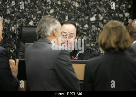 Nov 17, 2006 ; West Palm Beach, FL, USA ; juge Jeffrey Winikoff écoute à une objection au Palm Beach County Courthouse vendredi après-midi. Le procès civil est opposant le célèbre famille tennis Williams contre deux des promoteurs qui prétendent Vénus et Serena est revenue sur un contrat pour apparaître dans une Bataille-de-la-Sexes-style tournoi. Crédit obligatoire : Photo de Richard Graulich/Palm Banque D'Images