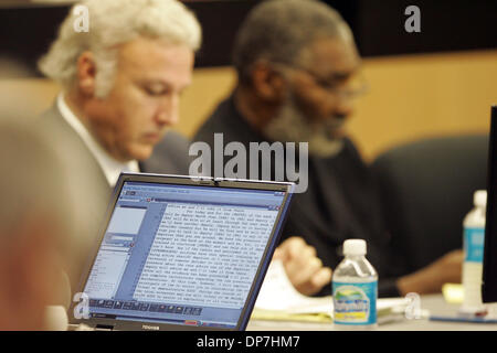 Nov 17, 2006 ; West Palm Beach, FL, USA ; Vénus et Serena Williams le père RICHARD WILLIAMS, droite, et son avocat David Slutsker assis derrière l'un de plusieurs ordinateurs d'être utilisés dans la salle d'audience au Palm Beach County Courthouse vendredi après-midi. Le procès civil est opposant le célèbre famille tennis Williams contre deux des promoteurs qui prétendent Vénus et Serena renié Banque D'Images