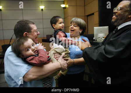 Nov 17, 2006 ; West Palm Beach, FL, USA ; juge Moïse Baker félicite Carl Zimmerman, 2, et ses parents, Iris et Howard Zimmerman, gauche, sur leur adoption de 9 mois, Seth, suite à l'adoption précédents le samedi au Palm Beach County Courthouse dans le cadre de la journée d'adoption. Carl a été adopté à l'année dernière sur Journée d'adoption et retourna avec sa famille à ado légalement Banque D'Images