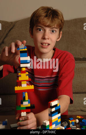 Nov 17, 2006 ; Lawrenceville, GA, USA ; les jeunes mentalement handicapés MATTHEW BENNETT, 8, avec de l'apprentissage joue avec des morceaux de LEGO pour construire tour et augmenter sa durée d'attention. Crédit obligatoire : Photo de Robin Nelson/ZUMA Press. (©) Copyright 2006 by Robin Nelson Banque D'Images