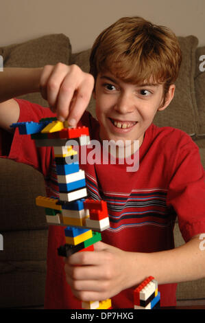 Nov 17, 2006 ; Lawrenceville, GA, USA ; les jeunes mentalement handicapés MATTHEW BENNETT, 8, avec de l'apprentissage joue avec des morceaux de LEGO pour construire tour et augmenter sa durée d'attention. Crédit obligatoire : Photo de Robin Nelson/ZUMA Press. (©) Copyright 2006 by Robin Nelson Banque D'Images