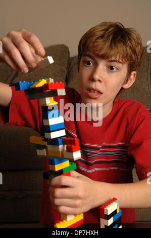 Nov 17, 2006 ; Lawrenceville, GA, USA ; les jeunes mentalement handicapés MATTHEW BENNETT, 8, avec de l'apprentissage joue avec des morceaux de LEGO pour construire tour et augmenter sa durée d'attention. Crédit obligatoire : Photo de Robin Nelson/ZUMA Press. (©) Copyright 2006 by Robin Nelson Banque D'Images