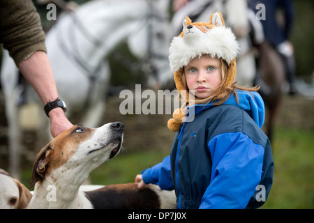 Un chien semble s'intéresser à la coiffe d'un jeune disciple de recherche lors d'une réunion de la chasse en Beaufort Didmarton, Glo Banque D'Images