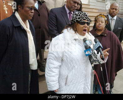 Nov 18, 2006 ; Manhattan, NEW YORK, USA ; Jean Corbett Parker (L), dont le fils de Harlem Latran Parker était de 26 lorsqu'il a été tué en 2001 à l'angle de la 131e Rue et 7e Avenue regarde Jackie Rowe-Adams, (C) de Harlem traite de la mort de tir séparé ses fils Anthony Innkeeper Motel, 17 à l'époque et tué au 122e et 7e Avenue et Tyrone Innkeeper Motel, à l'époque 28 Banque D'Images