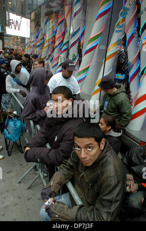 Nov 18, 2006, Manhattan, NY, USA ; Andrew Plaza (R) inférieur, 19 ans, de reines, de la ligne pendant plus de 24 heures. comme des centaines d'amateurs de jeux vidéo en ligne sur le stand de Toys "R" Us store à Times Square pour acheter la nouvelle console de jeu Nintendo Wii qui est en vente à minuit ce soir. Crédit obligatoire : Photo par Bryan Smith/ZUMA Press. (©) Copyright 2006 par Bryan Smith Banque D'Images