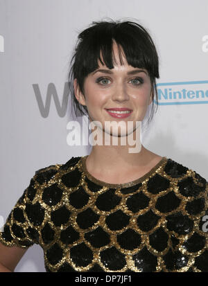 Nov 18, 2006 ; Los Angeles, CA, USA ; Singer KATY PERRY à la Wii de Nintendo lance une partie. Le révolutionnaire Accueil Console de jeux vidéo. La fête a eu lieu au Club 3 Boulevard à Hollywood le 16 novembre. Crédit obligatoire : Photo par Paul Fenton/ZUMA KPA.. ( Banque D'Images