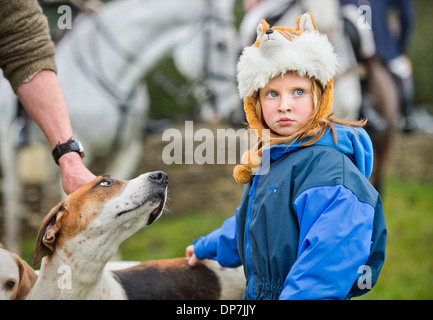 Un chien semble s'intéresser à la coiffe d'un jeune disciple de recherche lors d'une réunion de la chasse en Beaufort Didmarton, Glo Banque D'Images