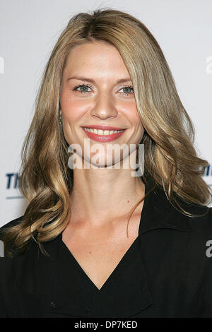 Nov 20, 2006 ; Los Angeles, CA, USA ; l'actrice Claire Danes pendant les arrivées à les Amis de la Los Angeles Free Clinic, dîner de gala annuel qui a eu lieu au Beverly Hilton. Crédit obligatoire : Photo par Jerome Ware/ZUMA Press. (©) Copyright 2006 by Jerome Ware Banque D'Images