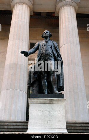 Nov 21, 2006, Manhattan, NY, USA ; 'les voyages de George Washington retour au Federal Hall dans le sud de Manhattan et lit à partir de la première Proclamation de Thanksgiving, émises de Federal Hall en 1789 pour ouvrir le nouveau centre des visiteurs à temps pour les fêtes. Les 1 500 pieds carrés d'un centre d'accueil, Federal Hall conçu pro bono par David Rockwell, dispose d'une exposition intitulée 'L'EAG, Banque D'Images