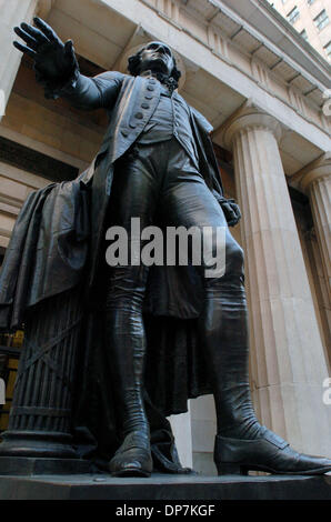 Nov 21, 2006, Manhattan, NY, USA ; 'les voyages de George Washington retour au Federal Hall dans le sud de Manhattan et lit à partir de la première Proclamation de Thanksgiving, émises de Federal Hall en 1789 pour ouvrir le nouveau centre des visiteurs à temps pour les fêtes. Les 1 500 pieds carrés d'un centre d'accueil, Federal Hall conçu pro bono par David Rockwell, dispose d'une exposition intitulée 'L'EAG, Banque D'Images
