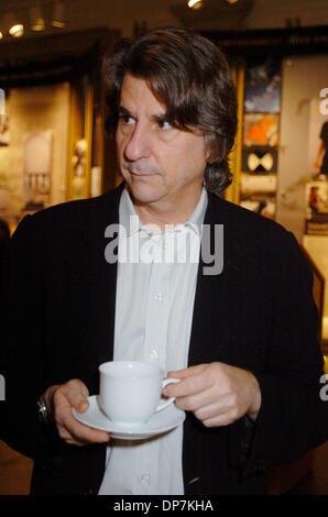 Nov 21, 2006, Manhattan, NY, USA ; David Rockwell, du groupe Rockwell parle comme 'les voyages de George Washington retour au Federal Hall dans le sud de Manhattan et lit à partir de la première Proclamation de Thanksgiving, émises de Federal Hall en 1789 pour ouvrir le nouveau centre des visiteurs à temps pour les fêtes. Les 1 500 pieds carrés d'un centre d'accueil, Federal Hall conçu pro bono par Davi Banque D'Images