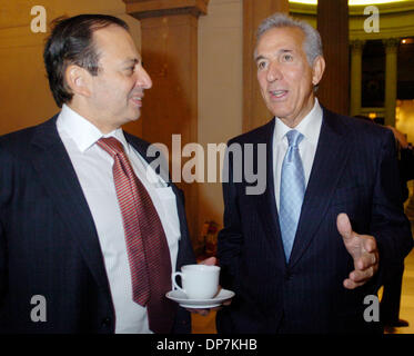Nov 21, 2006, Manhattan, NY, USA ; CHARLES GARGANO (R), Président de l'Empire State Development Corporation parle Douglas Durst (L), co-président de l'Organisation en tant que 'George Durst les voyages de retour à Washington Federal Hall dans le sud de Manhattan et lit à partir de la première Proclamation de Thanksgiving, émises de Federal Hall en 1789 pour ouvrir le nouveau centre des visiteurs à l'heure à th Banque D'Images