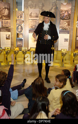 Nov 21, 2006, Manhattan, NY, USA ; 'George Washington' parle à l'école les enfants de l'école préparatoire de Claremont. 'Les voyages de George Washington retour au Federal Hall dans le sud de Manhattan et lit à partir de la première Proclamation de Thanksgiving, émises de Federal Hall en 1789 pour ouvrir le nouveau centre des visiteurs à temps pour les fêtes. Les 1 500 pieds carrés Visiteur Federal Hall Banque D'Images