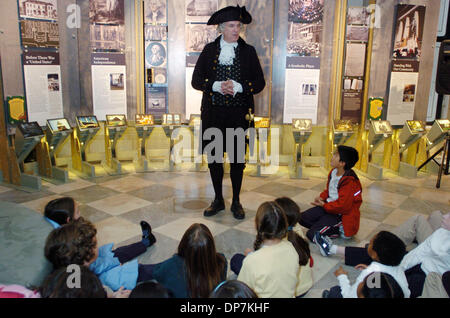 Nov 21, 2006, Manhattan, NY, USA ; 'George Washington' parle à l'école les enfants de l'école préparatoire de Claremont. 'Les voyages de George Washington retour au Federal Hall dans le sud de Manhattan et lit à partir de la première Proclamation de Thanksgiving, émises de Federal Hall en 1789 pour ouvrir le nouveau centre des visiteurs à temps pour les fêtes. Les 1 500 pieds carrés Visiteur Federal Hall Banque D'Images