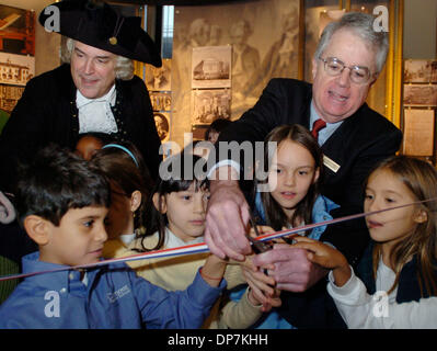 Nov 21, 2006, Manhattan, NY, USA ; 'George Washington' avec le surintendant du Federal Hall National Memorial JAMES POIVRE (R) avec les enfants de l'école préparatoire Claremont participer à une cérémonie d'inauguration que "les voyages de George Washington retour au Federal Hall dans le sud de Manhattan et lit à partir de la première Proclamation de Thanksgiving, émises de Federal Hall i Banque D'Images