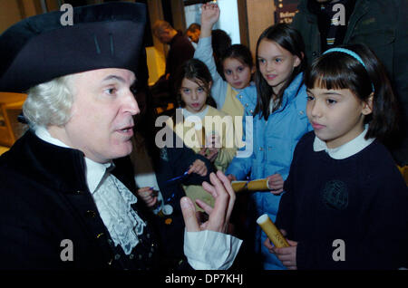 Nov 21, 2006, Manhattan, NY, USA ; 'George Washington' parle à l'école les enfants de l'école préparatoire de Claremont. 'Les voyages de George Washington retour au Federal Hall dans le sud de Manhattan et lit à partir de la première Proclamation de Thanksgiving, émises de Federal Hall en 1789 pour ouvrir le nouveau centre des visiteurs à temps pour les fêtes. Les 1 500 pieds carrés Visiteur Federal Hall Banque D'Images