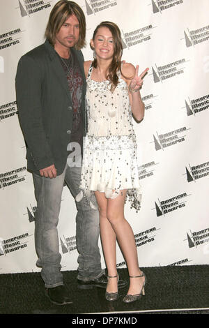 Nov 21, 2006 ; Los Angeles, CA, USA ; Singer BILLY RAY CYRUS et sa fille MILEY CYRUS à l'American Music Award - Salle de presse tenue au Shrine Auditorium. Crédit obligatoire : Photo par Paul Fenton/ZUMA KPA.. (©) Copyright 2006 by Paul Fenton-KPA Banque D'Images