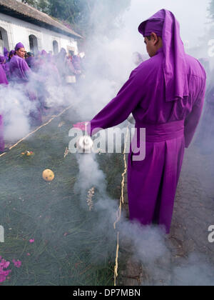 Mar 24, 2006 - Antigua, Guatemala, Sacatapez - le respect du Carême à Antigua (La Antigua Guatemala), les célébrations catholiques menant à la Semaine Sainte. Le vénéré des images de Jésus et de la Sainte Vierge sont effectuées à partir de leurs églises, à travers la ville sur les épaules des disciples dévoués qui sont l'encens alors que vêtus de robes pourpres avec des ceintures blanches. Les rues Banque D'Images