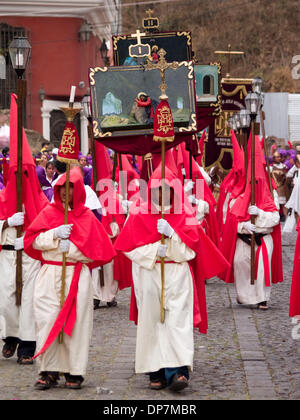 Mar 24, 2006 - Antigua, Guatemala, Sacatapez - le respect du Carême à Antigua (La Antigua Guatemala), les célébrations catholiques menant à la Semaine Sainte. Le vénéré des images de Jésus et de la Sainte Vierge sont effectuées à partir de leurs églises, à travers la ville sur les épaules des disciples dévoués qui sont l'encens alors que vêtus de robes pourpres avec des ceintures blanches. Les rues Banque D'Images