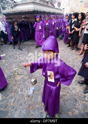 Mar 24, 2006 - Antigua, Guatemala, Sacatapez - le respect du Carême à Antigua (La Antigua Guatemala), les célébrations catholiques menant à la Semaine Sainte. Le vénéré des images de Jésus et de la Sainte Vierge sont effectuées à partir de leurs églises, à travers la ville sur les épaules des disciples dévoués qui sont l'encens alors que vêtus de robes pourpres avec des ceintures blanches. Les rues Banque D'Images