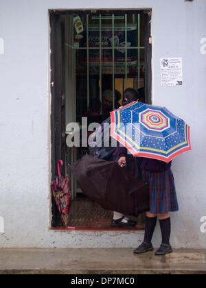 Mar 24, 2006 - Antigua, Guatemala - Jeune femme avec parapluie par porte en Antigua, Guatemala (Image Crédit : © David H. Wells/ZUMAPRESS.com) Banque D'Images