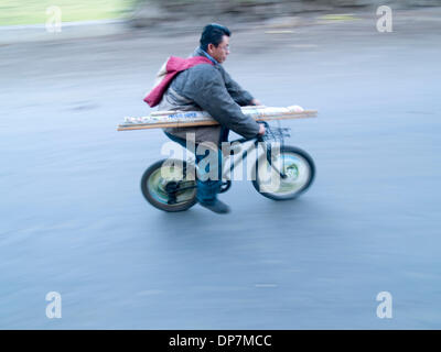 Mar 24, 2006 - Santiago Atitlan, Solola, Guatemala - Bicycle Rider à Santiago Atitlan, Guatemala (Image Crédit : © David H. Wells/ZUMAPRESS.com) Banque D'Images