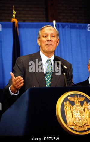 24 avril 2006 - New York, New York, États-Unis - U.F.T. Randi Weingarten président participe à un projet de loi signer avec le gouverneur de l'Etat de New York George Pataki N.Y. le maire Michael Bloomberg et autre élu pour la construction d'écoles .04-24-2006.K47596BC. / 2006 (Crédit Image : © Bruce Cotler/Photos/ZUMAPRESS.com) Globe Banque D'Images