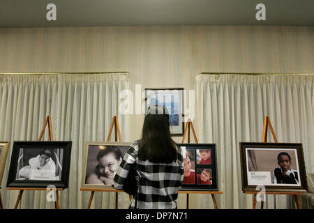 Sep 24, 2006 ; San Antonio, TX, USA ; Debbie Marsh examine les portraits de personnes âgées et les enfants ayant des besoins spéciaux dans le besoin des familles adoptives, partie du Cœur des beaux-arts de San Antonio, sur l'affichage à l'église First Baptist de Universal City le dimanche, 24 Septembre, 2006. Crédit obligatoire : Photo par Lisa Krantz/San Antonio Express-News/ZUMA Press. (©) Copyright 2006 par San Antonio Express-News Banque D'Images