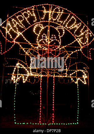 Nov 21, 2006 ; Vista, CA, USA ; nounours éclater de cadeaux, un renne tirant une voiture de police, la navette spatiale et d'autres délices de couleurs vives la litière Del Mar motifs de leur fête annuelle des lumières qui commence jeudi et se prolongera jusqu'au 1er janvier. En fonction de surveillant des Services de l'événement, il y a Henry Rivera près d'un million d'ampoules o Banque D'Images