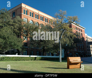 Nov 22, 2006 ; Dallas, TX, USA ; le piano de John Lennon a été présenté à l'assassinat du Président américain John F. Kennedy. JFK a été tué il y a 43 ans sur novembre 22,1963. George Michael, le musicien avait le piano expédié plus au site en l'honneur de Lennon et Kennedy, qui a été assassiné en 1980. John Lennon, militant pour la paix a également fait partie de l'anglais le supergroupe Bea Banque D'Images