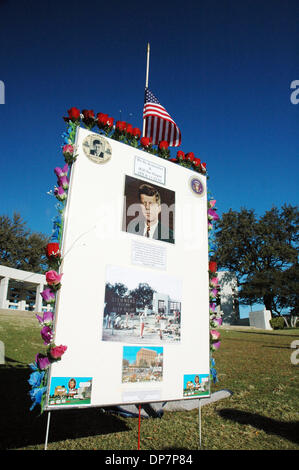 Nov 22, 2006 ; Dallas, TX, USA ; un mémorial est mis en place par quelqu'un d'un jour à l'honneur le président des Etats-Unis, le président John F Kennedy qui a été assassiné à Dallas. Crédit obligatoire : Photo par David Teagle/ZUMA Press. (©) Copyright 2006 by David Teagle Banque D'Images